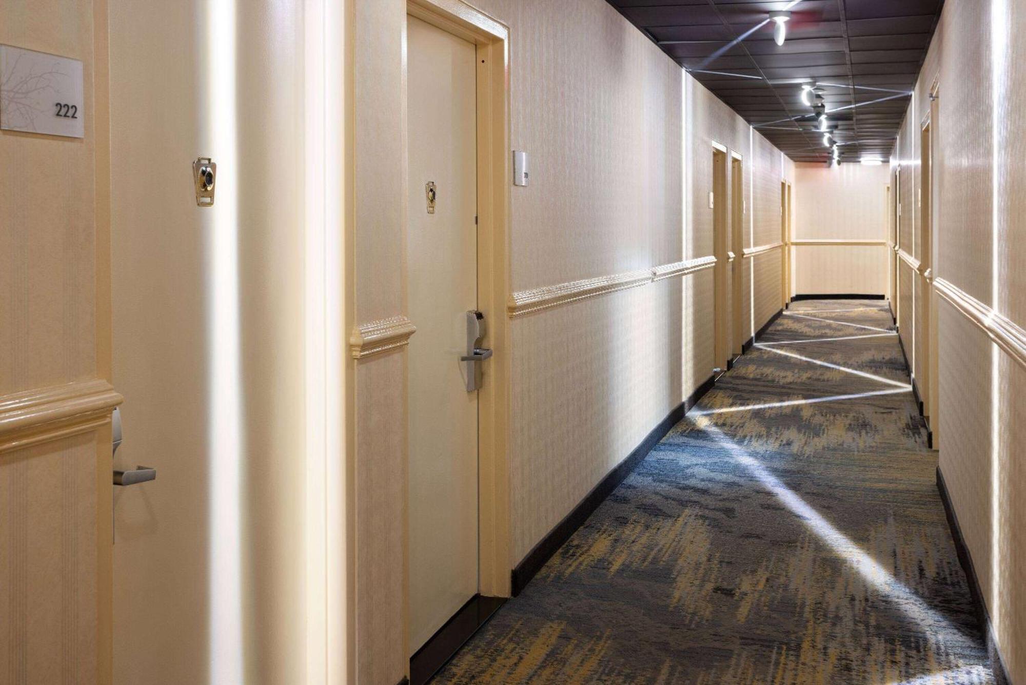 Hotel Ramada By Wyndham Bronx New York Esterno foto