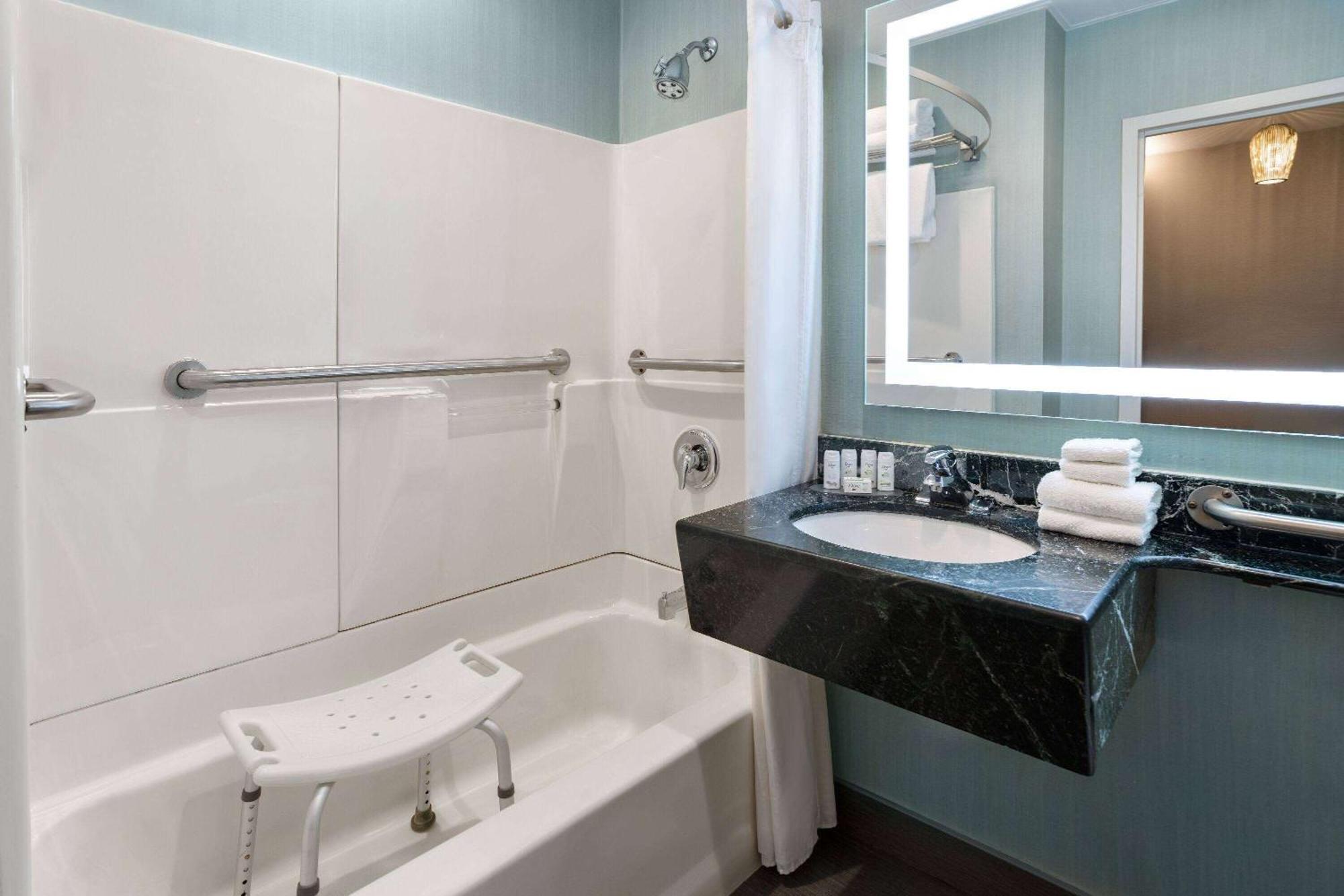 Hotel Ramada By Wyndham Bronx New York Esterno foto